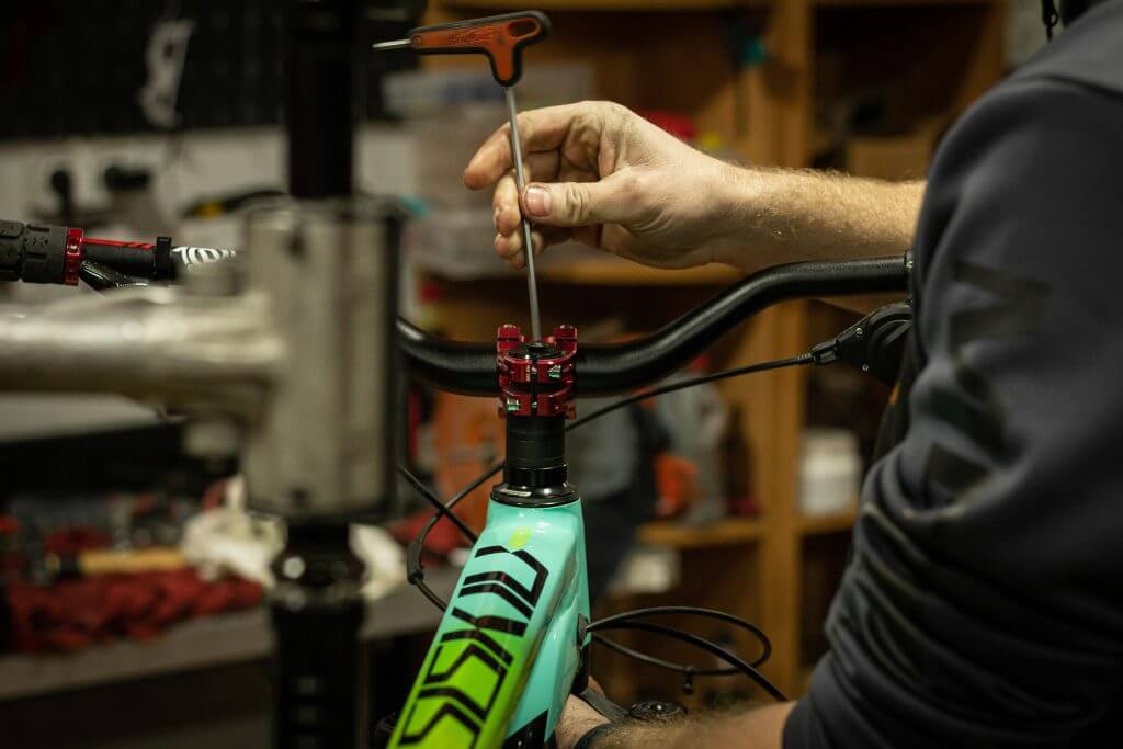 Montage de vélo en atelier