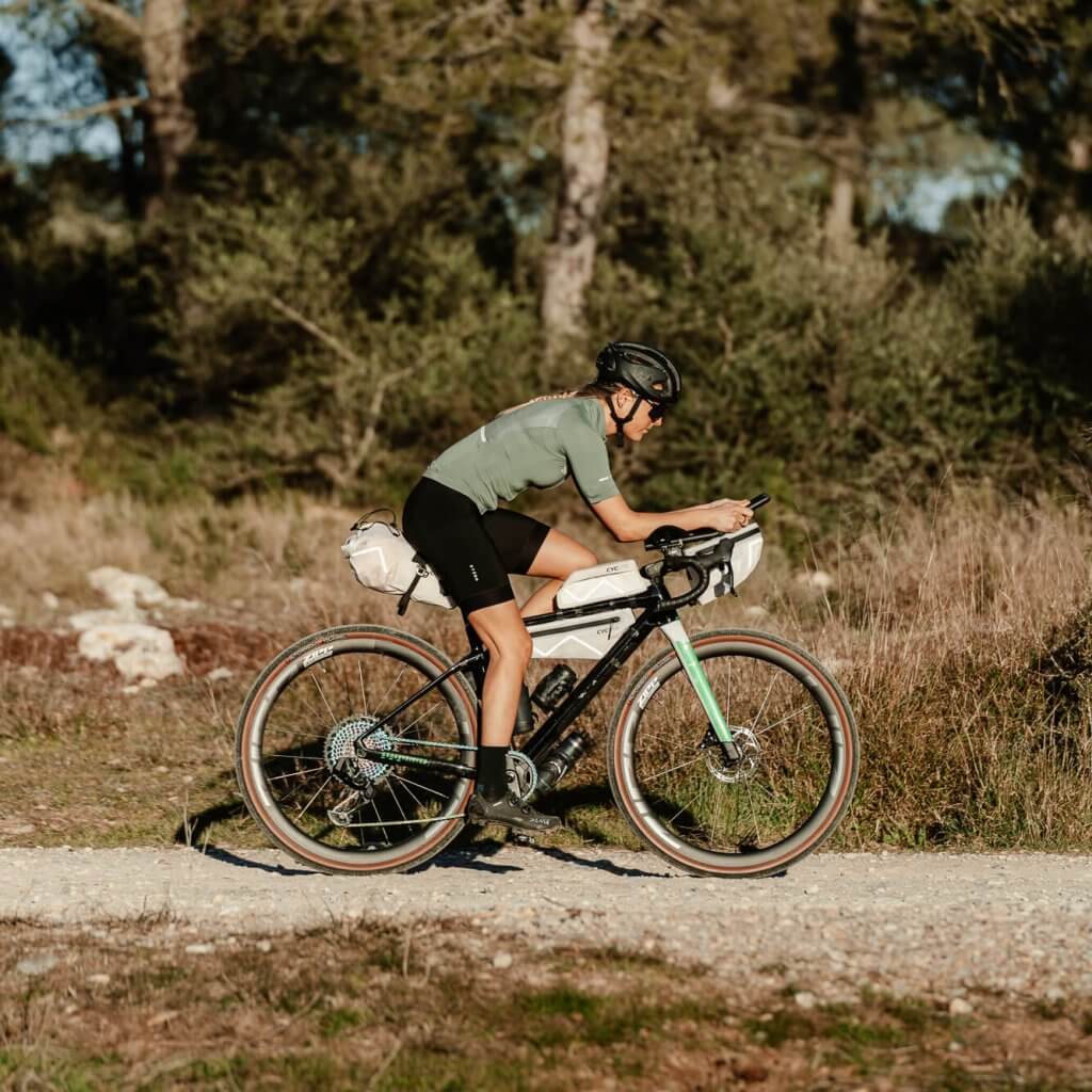 Annika Vossen en train de pédaler sur un vélo équipé de sacoche cyclite