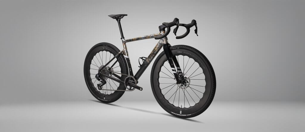 Un magnifique vélo de la marque Officine Mattio avec une peinture cadre tacheté noir, gris et jaune/or très original