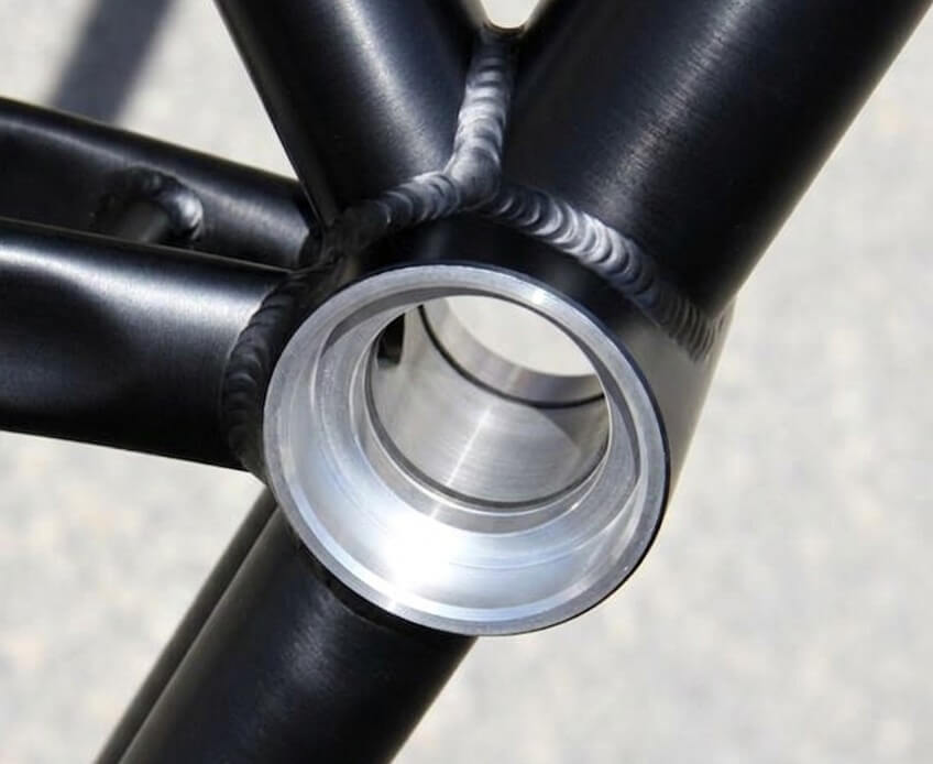Détail de boîtier de pédalier pressfit sur un cadre aluminium sur mesure