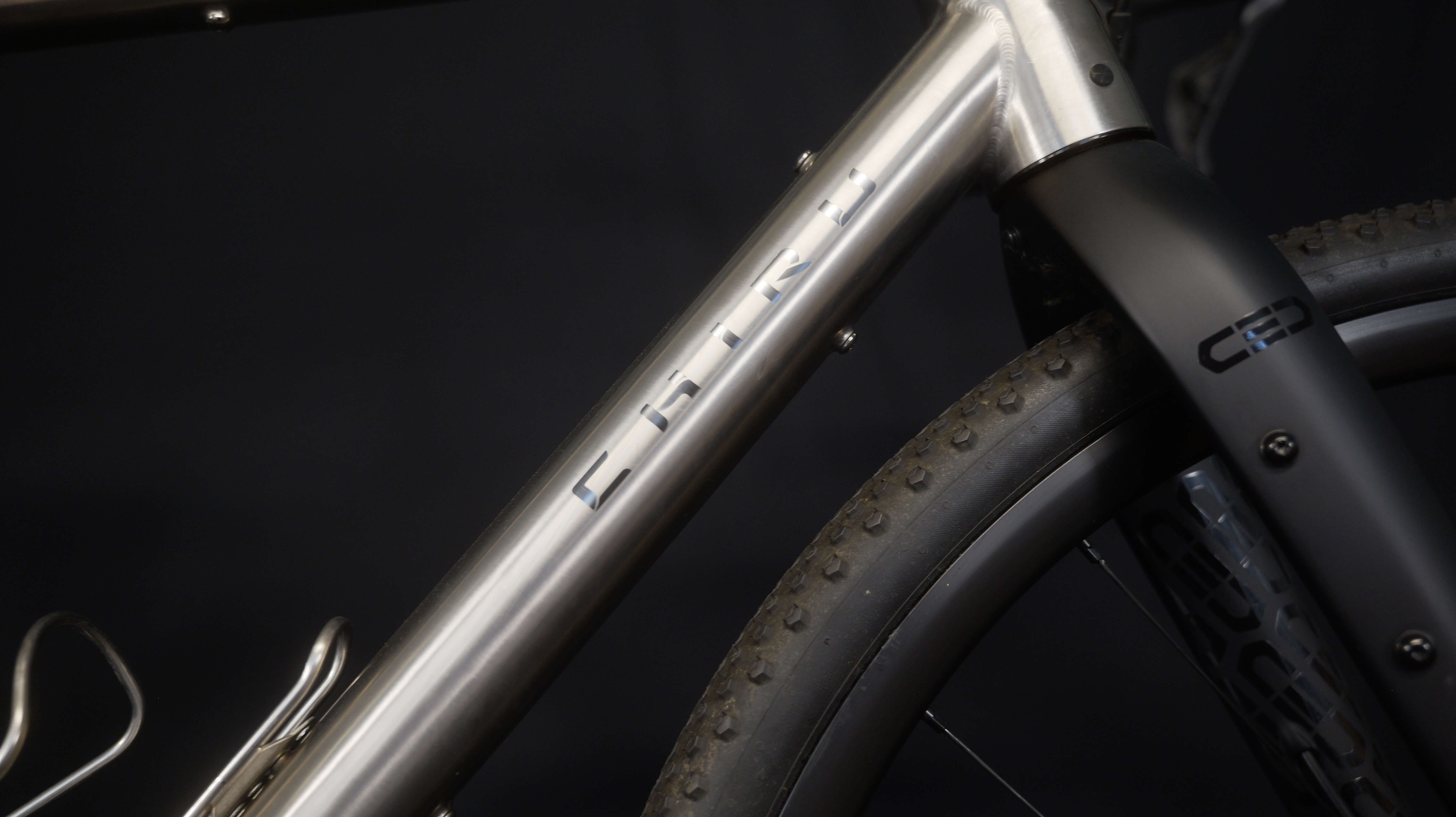 Cadre titane Chiru pour montage gravel à la carte chez HypeBike