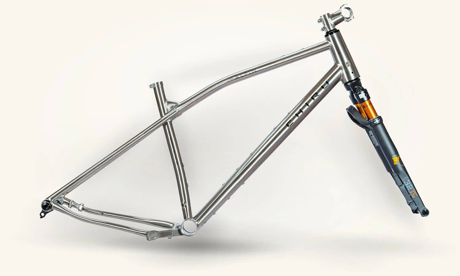 Cadre titane gravel polyvalent équipé d'une fourche suspendue Fox