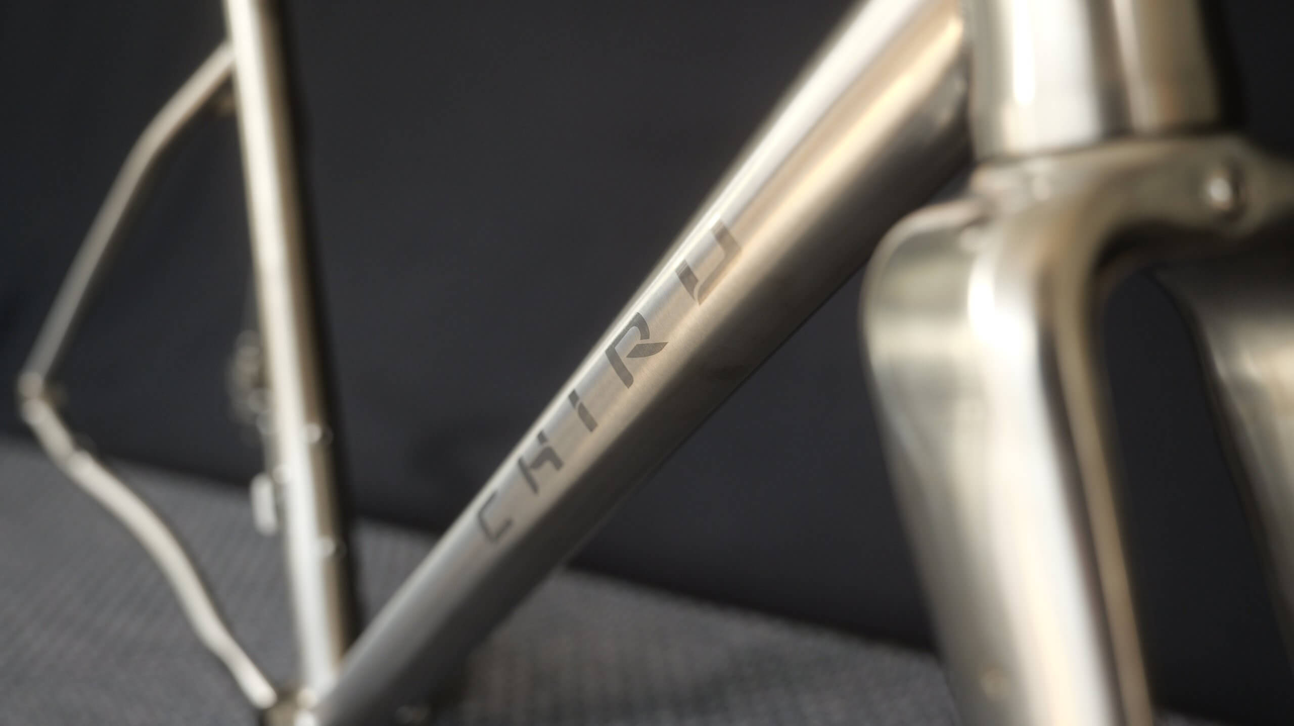 Cadre vélo titane sur mesure HypeBike aux tubes Grade 9 poli brossé