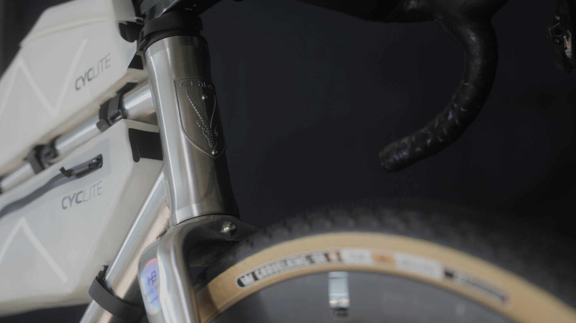 Détail du tube de direction en titane brossé d'un gravel HypeBike