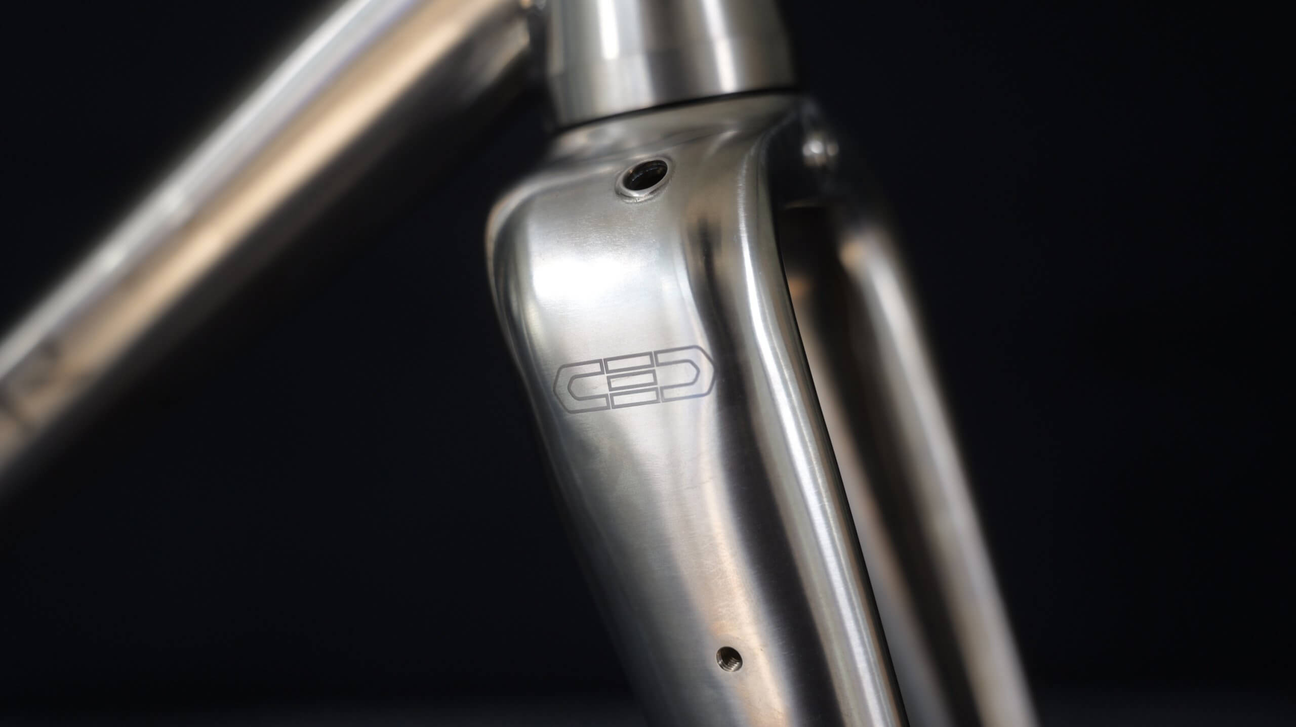 Fourche titane à finition polie et douille conique, cadre HypeBike sur mesure