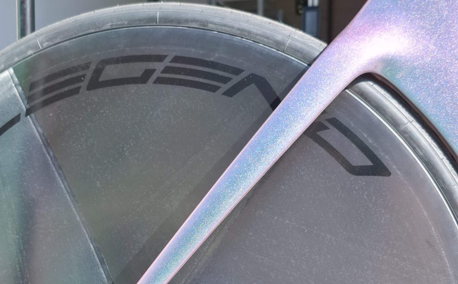 Roues carbone Legend Wheels d'Occitanie montées sur un vélo à la carte HypeBike