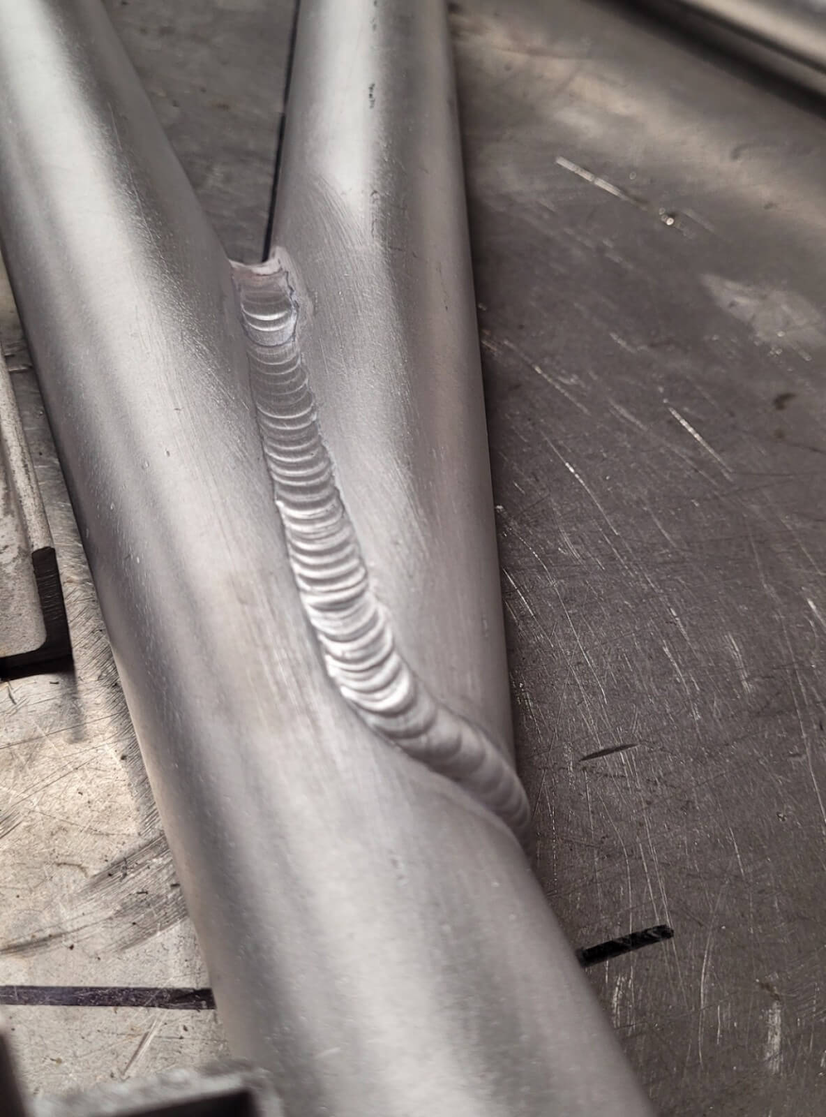 Cordons de soudure TIG sur un cadre aluminium à la carte avant traitement thermique