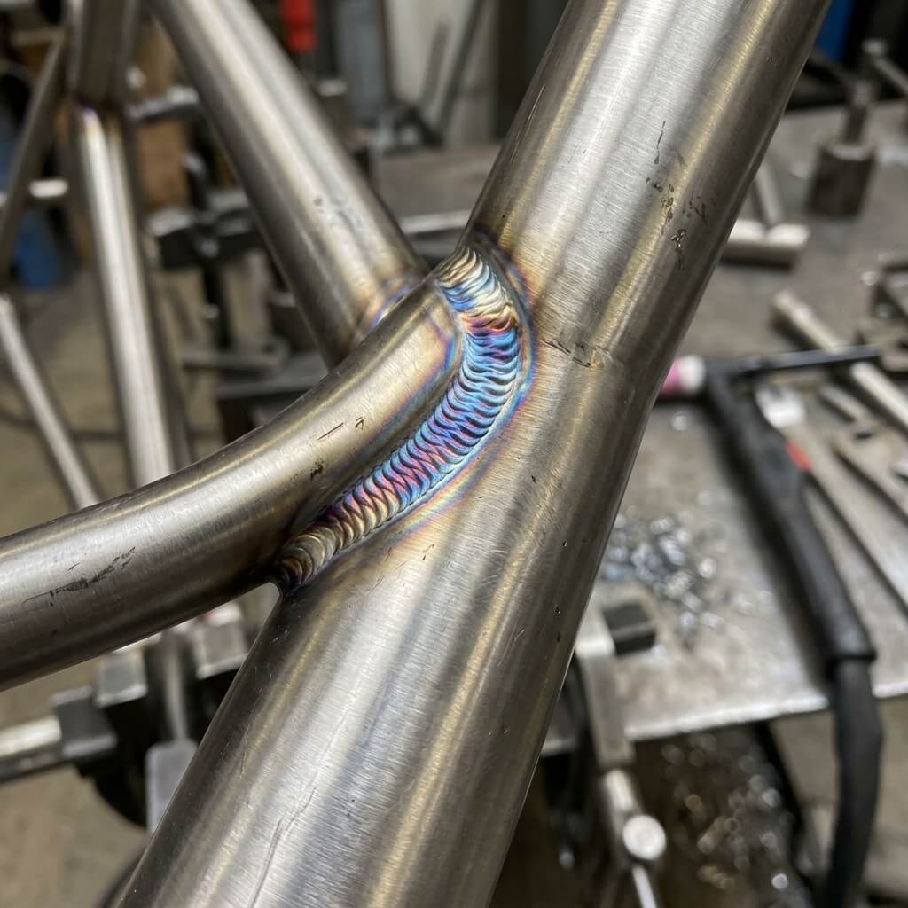 Cordon de soudure TIG sous argon sur un cadre vélo titane à la carte