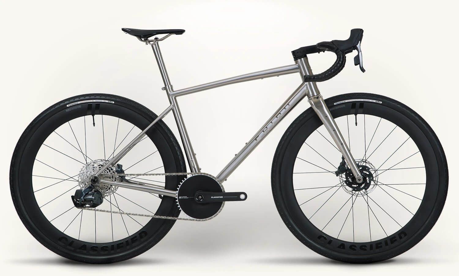 Vélo gravel titane à la carte monté par HypeBike, cadre brossé et roues Classified