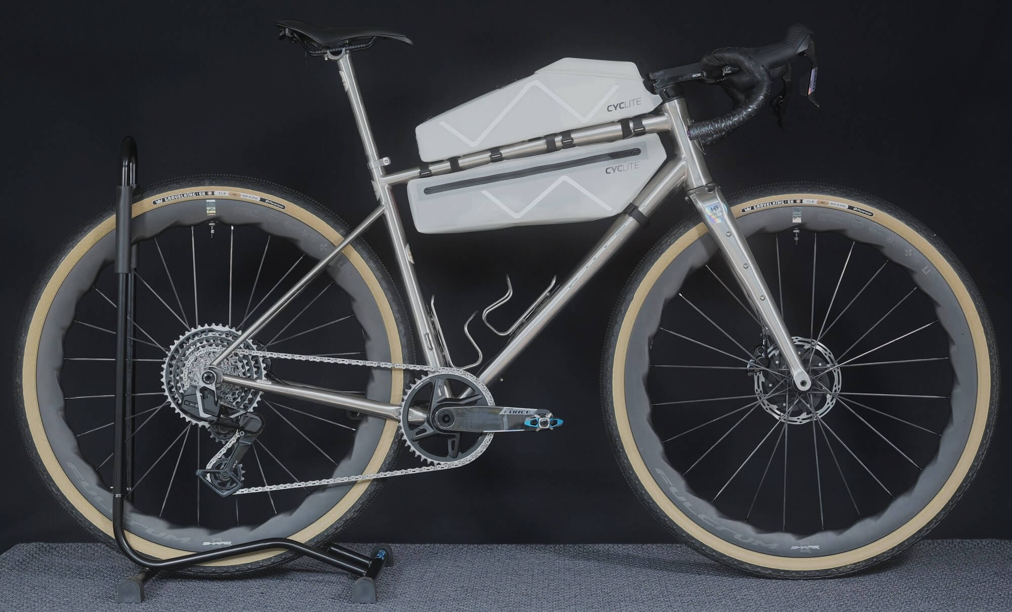 Gravel titane à la carte HypeBike équipé pour le bikepacking et la longue distance